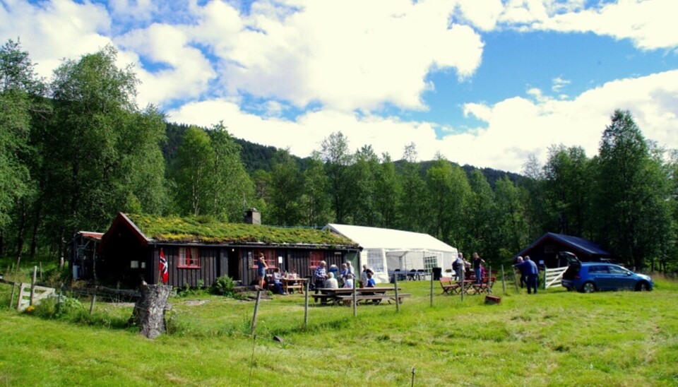 Et senterhus med et telt/paviljong ved siden av.