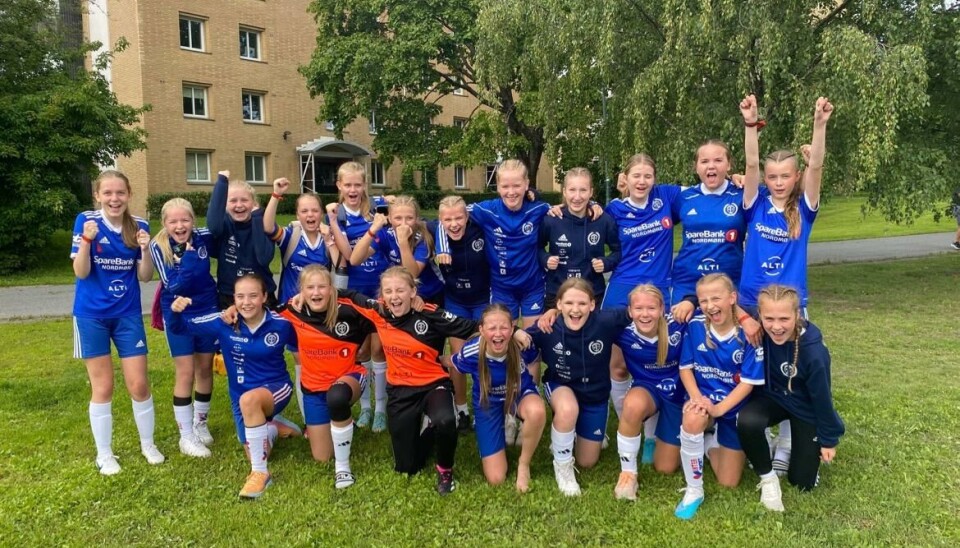 Jenter med fotballdraker stilt opp til bilde