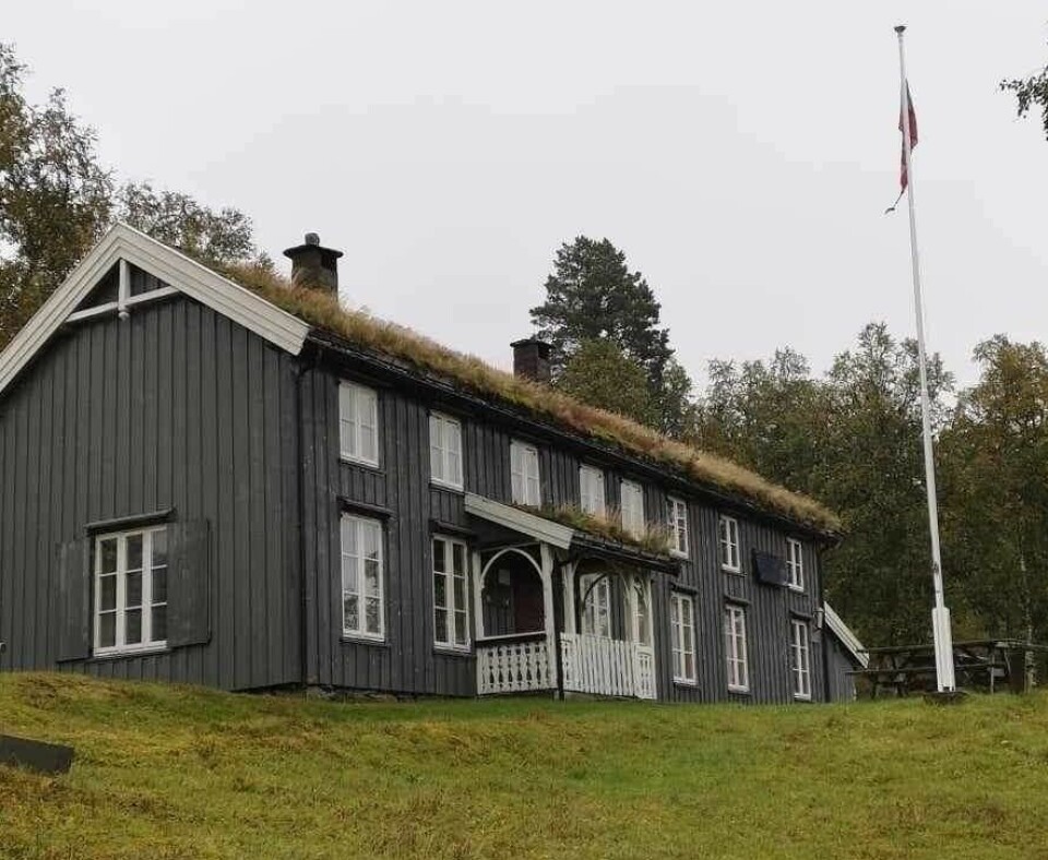 Vaulen Bygning med flaggstang utenfor.