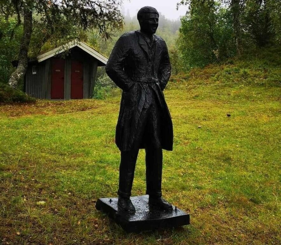 Musters var en av de som har eid Vaulen. Denne statuen står på stølen. Statue av en mann.