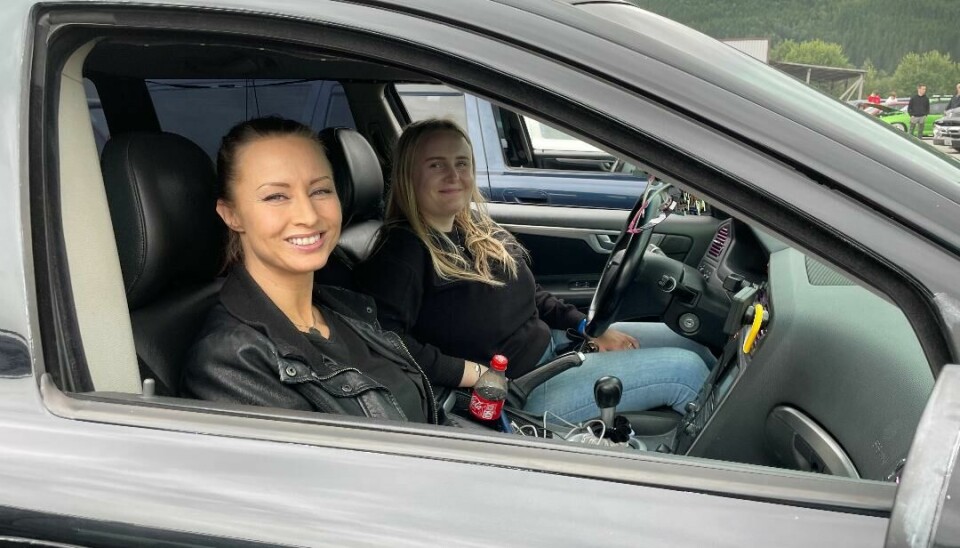 To damer sitter i en bil