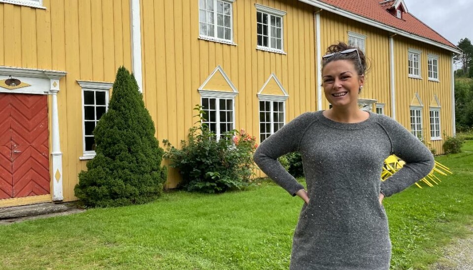 Sigrid Vetleseter Bøe brenner for akkurat hva de driver med i sommerakademiet. Dame foran hus