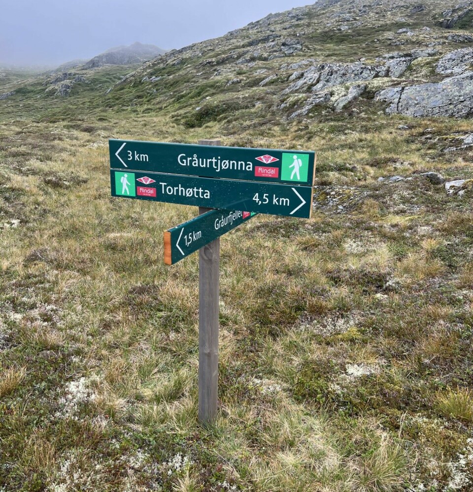 3 skilt på et fjell som viser hvor langt og hvilken retning det er til diverse steder. Skiltene viser Gråurtjønna, Torhøtta og Gråurfjellet.