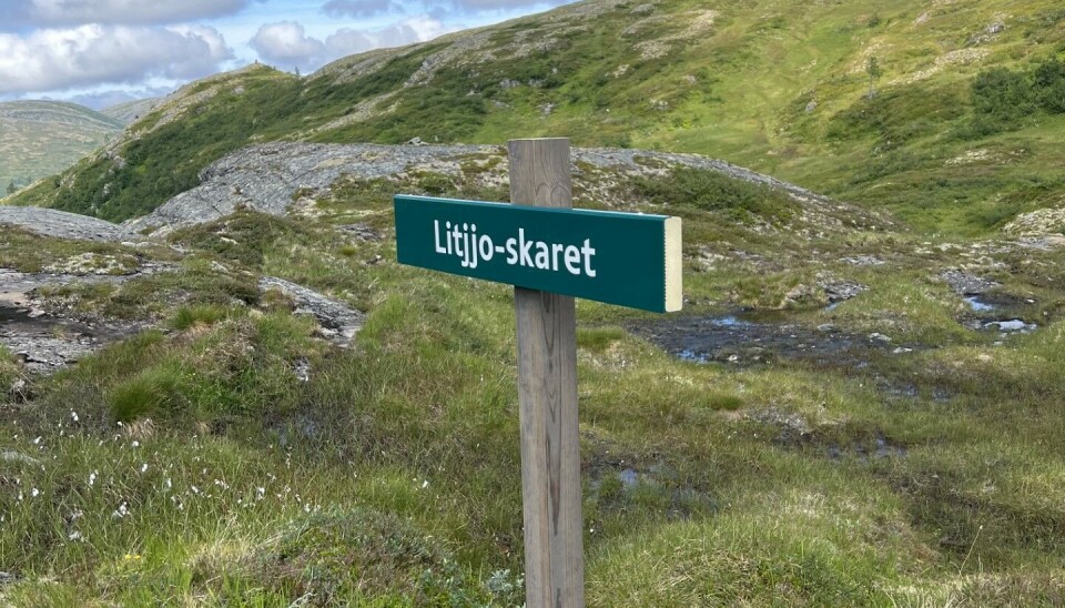 Et grønt skilt på fjellet hvor det står Litjjo-skaret.