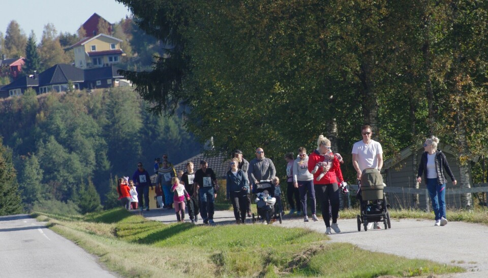 Lina roindt for 40. gang 17.09. Mennesker går samlet oppover en vei