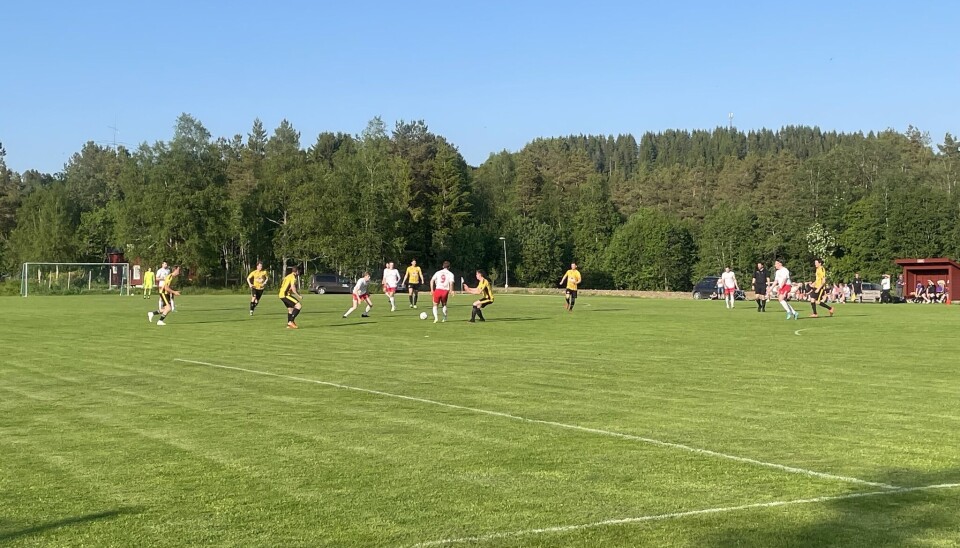 Serielederne klare for hjemmekamp To fotballag spiller kamp på en grønn gressbane. Det ene laget har gule og sorte drakter, mens det andre har røde og hvite drakter.