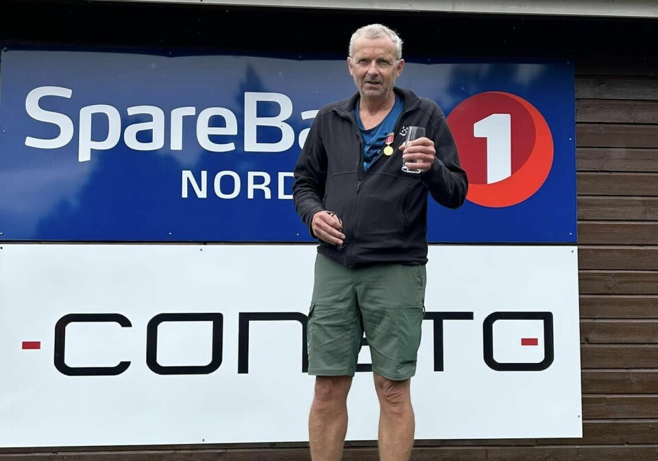 Oddbjørn Bolme ble samlagsmester i klasse V55. En mann på seierspallen holder fram en pokal.