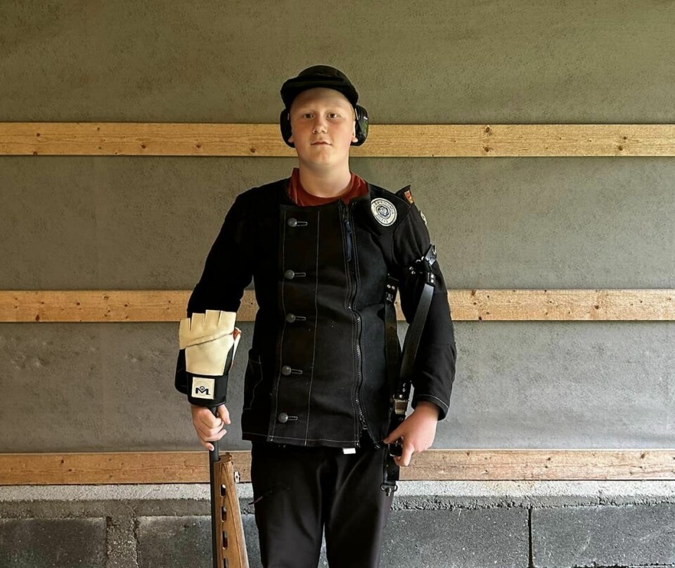 Olav Nergård Gjeldnes ble samlagsmester i klasse Rekrutt. Em ung gutt i skytterutstyr poserer med gevær.