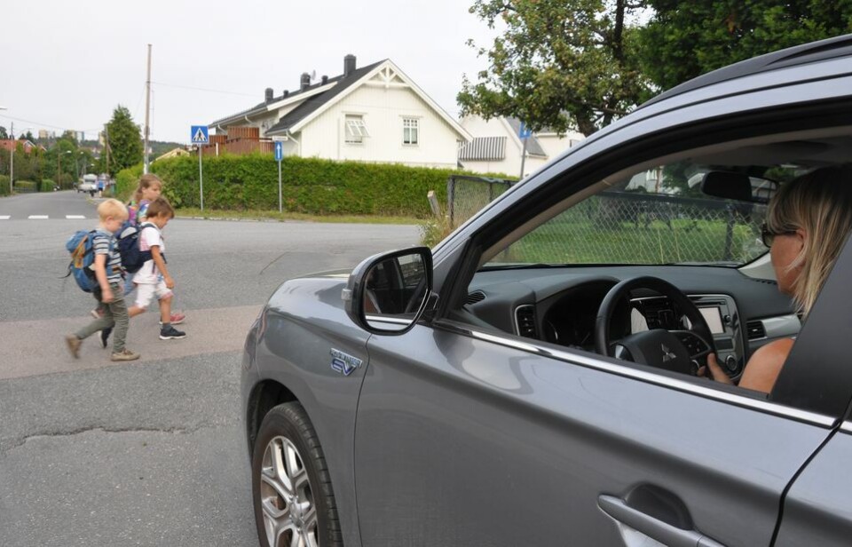 Størst bekymring for skoleveien i distriktene En bil som stopper for barn som skal over veien.