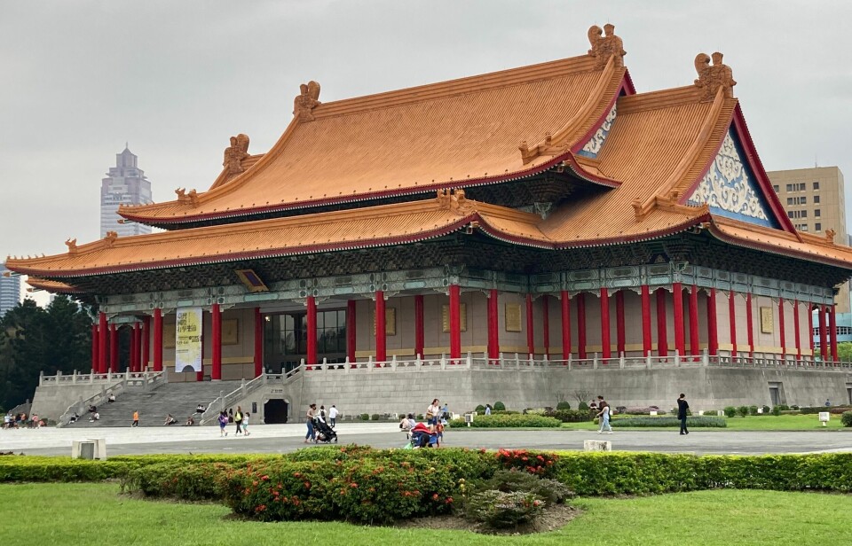 Et tempel-lignende bygg i en asiatisk by.