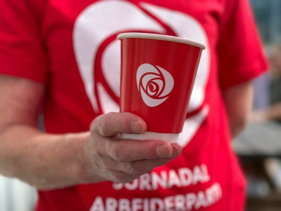 En rød kaffekopp med arbeiderpartiet sin logo på