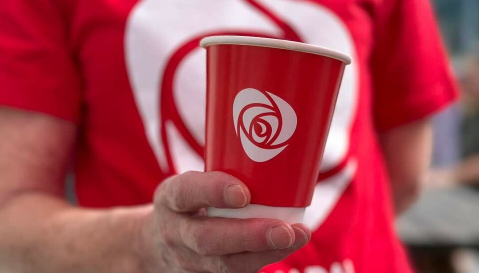 Avslutter samarbeidsavtalen med Surnadal Senterparti En rød kaffekopp med arbeiderpartiet sin logo på