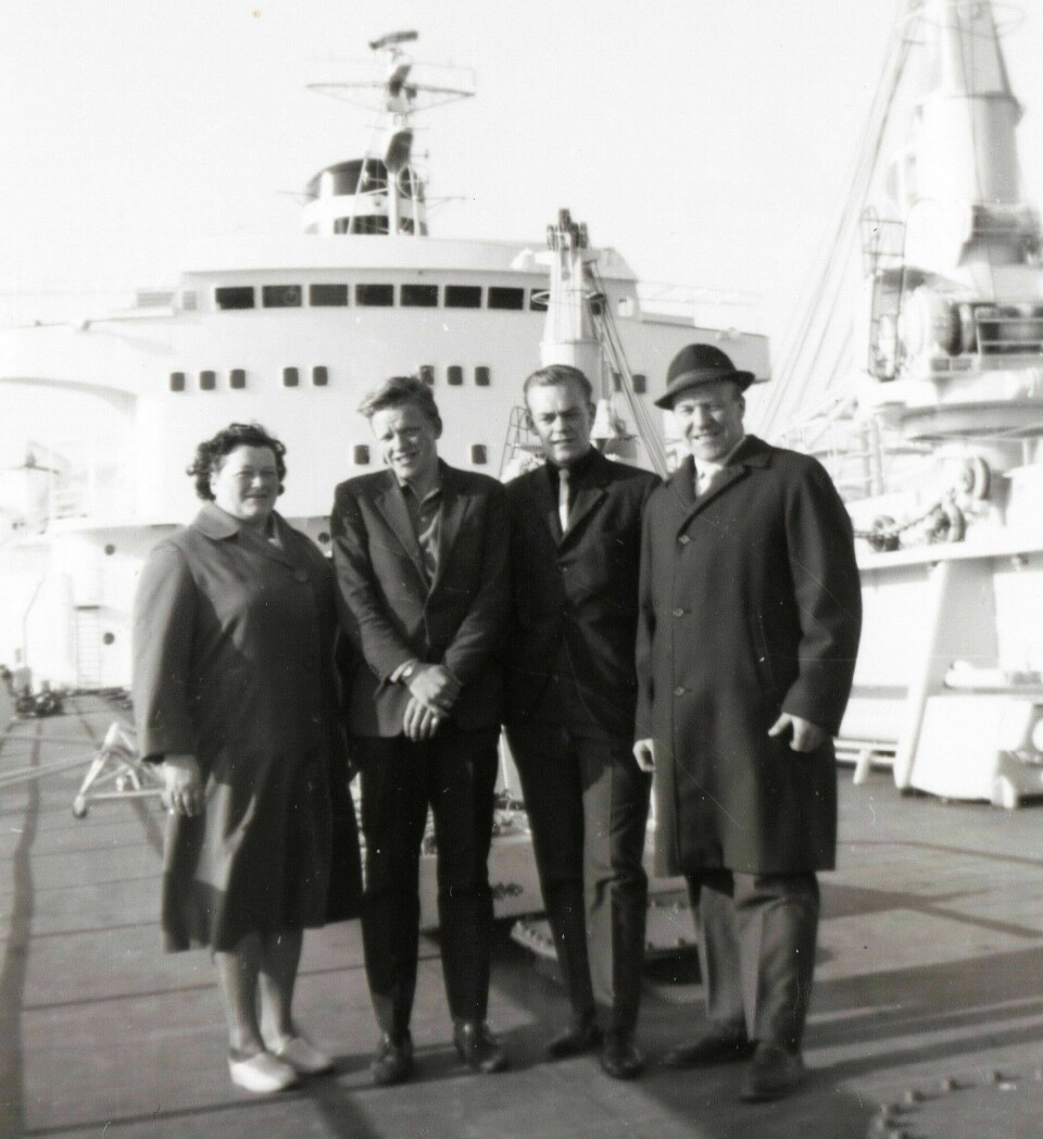 Fire mennesker foran en båt.