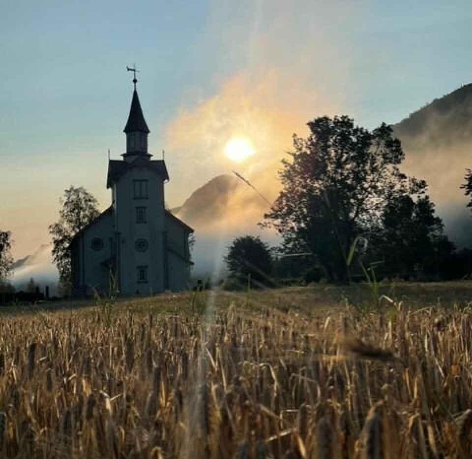 Kyrkje i soloppgang