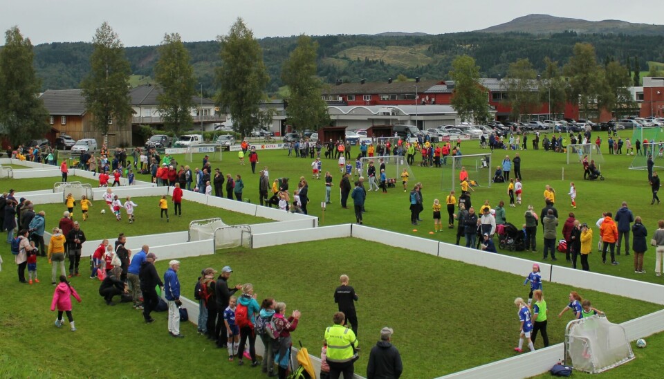 Over 350 barn og sikkert minst like mange lagledere, foreldre og supportere trosset gråværet i Rindal søndag