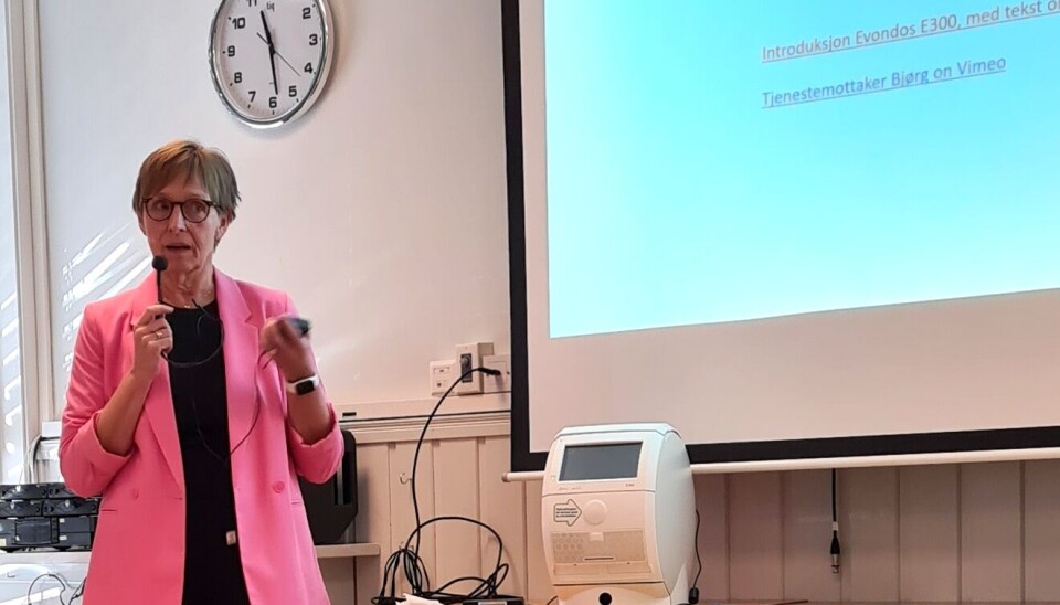 Grete Ranes Heggem med ein medisindispenser. Rindal kommune har 12-13 slike i bruk av 20 dei har kjøpt. Grete Ranes Heggem med ein medisindispenser