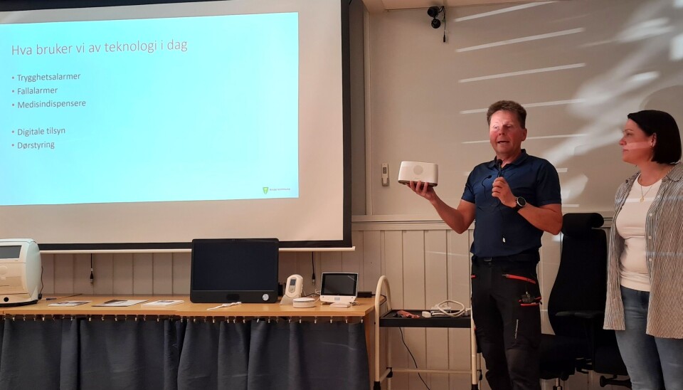 Åge Jonli viser fram basen til den nyaste trygghetsalarmen. Jonli viser fram trygghetsalarm