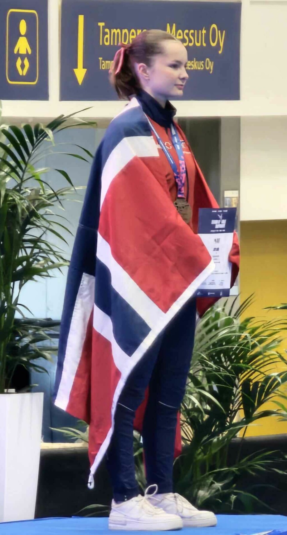Ungdom med norsk flagg.