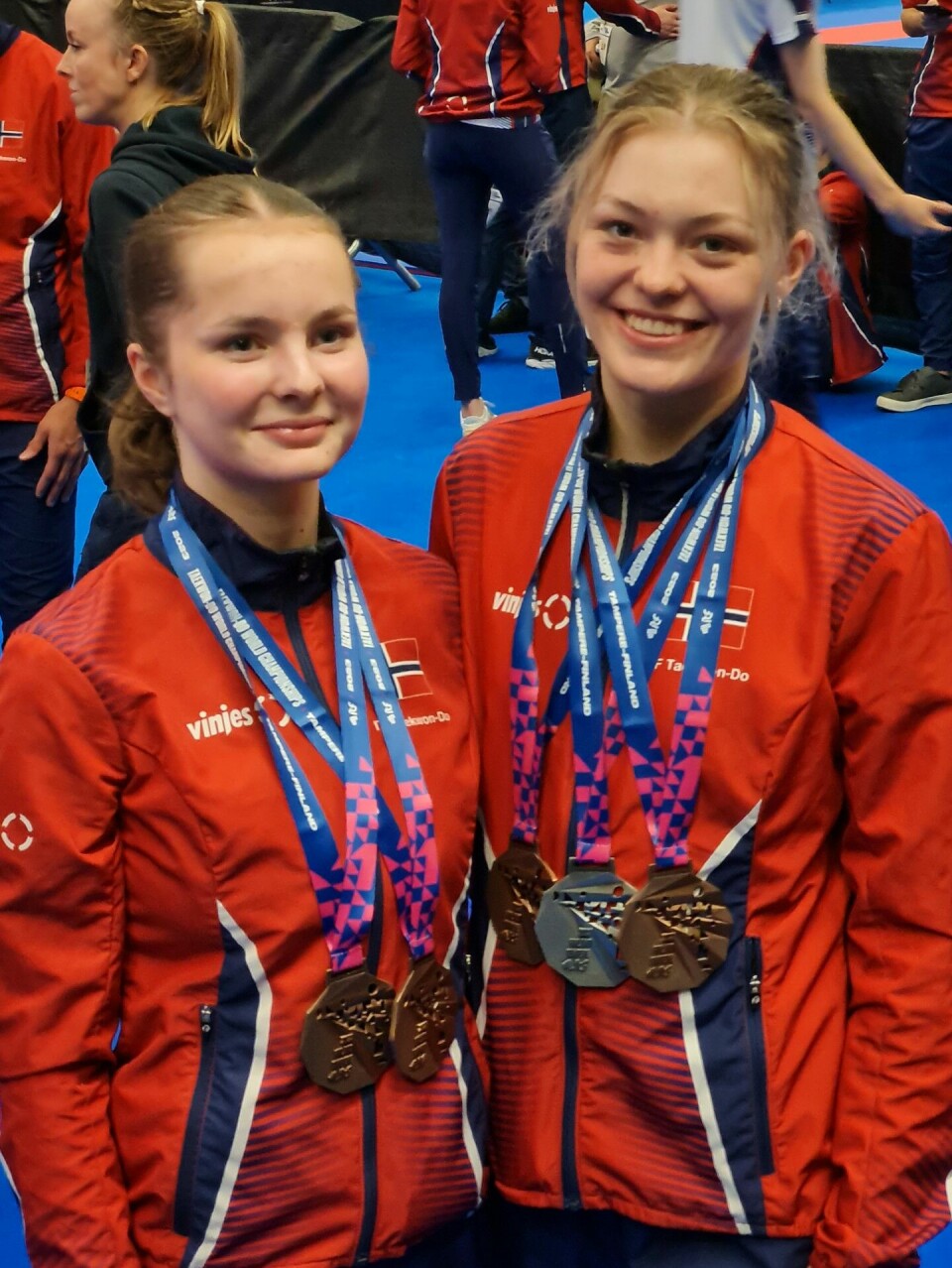 To jenter med medaljer rundt halsen.