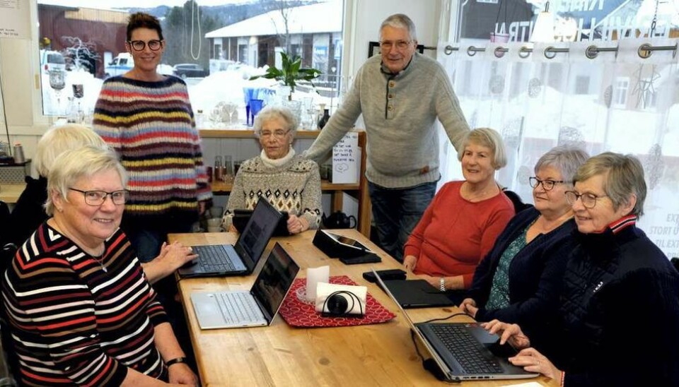 Klubbmedlemmer rundt langbordet