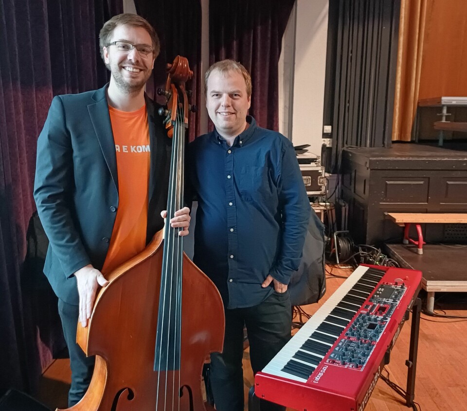 Musikerene fv. Jostein Bolås Brødreskift på kontrabass og Rune Tylden på piano.