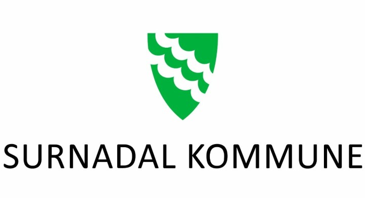 Kommunevåpenet og teksta 'Surnadal kommune'