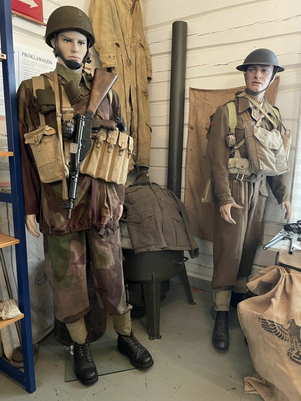 To dukker med krigsklær og -utstyr