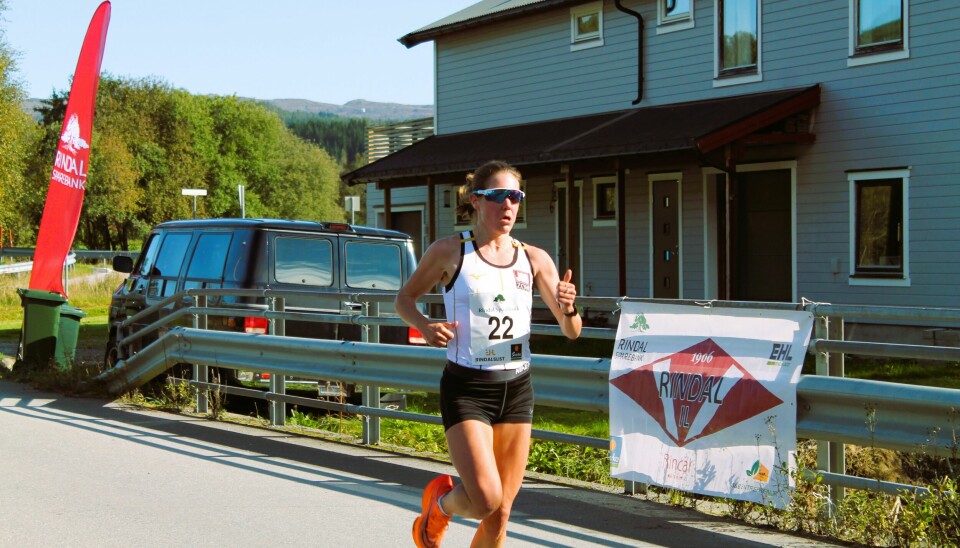 Maria Wågan som skal delta i VM i halvmaraton 1. oktober løper inn til en sammenlagt fjerdeplass og setter samtidig ny rekord i kvinneklassen
