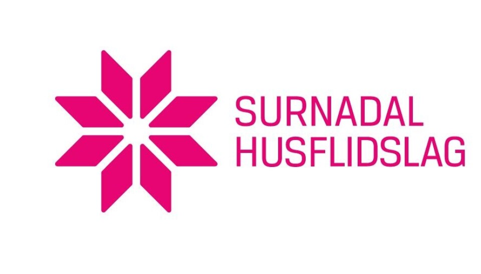 Kurs i søm av bunadsskjorte Logoen til Surnadal husflidslag