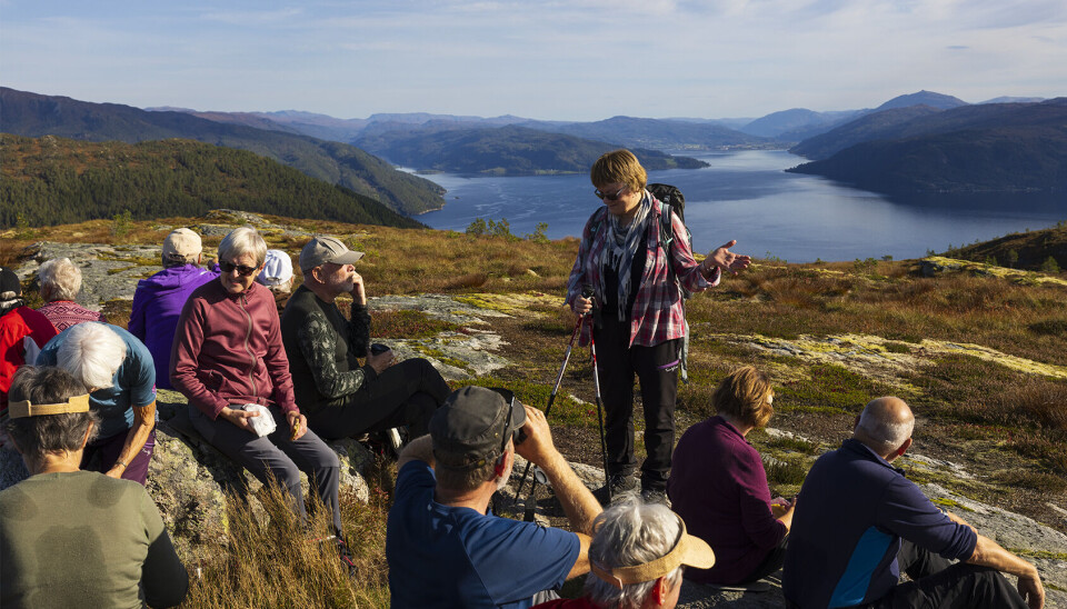 Fjellgruppa Surnadal pensjonistlag. Turkledde folk på fjelltur.