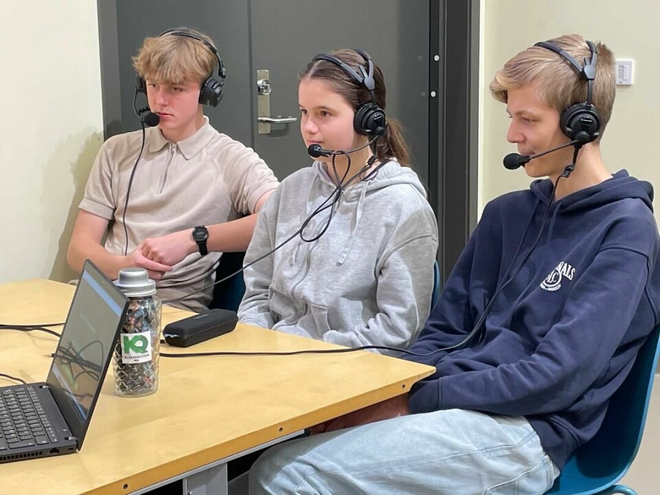 Tre ungdommer med headset og mikrofoner