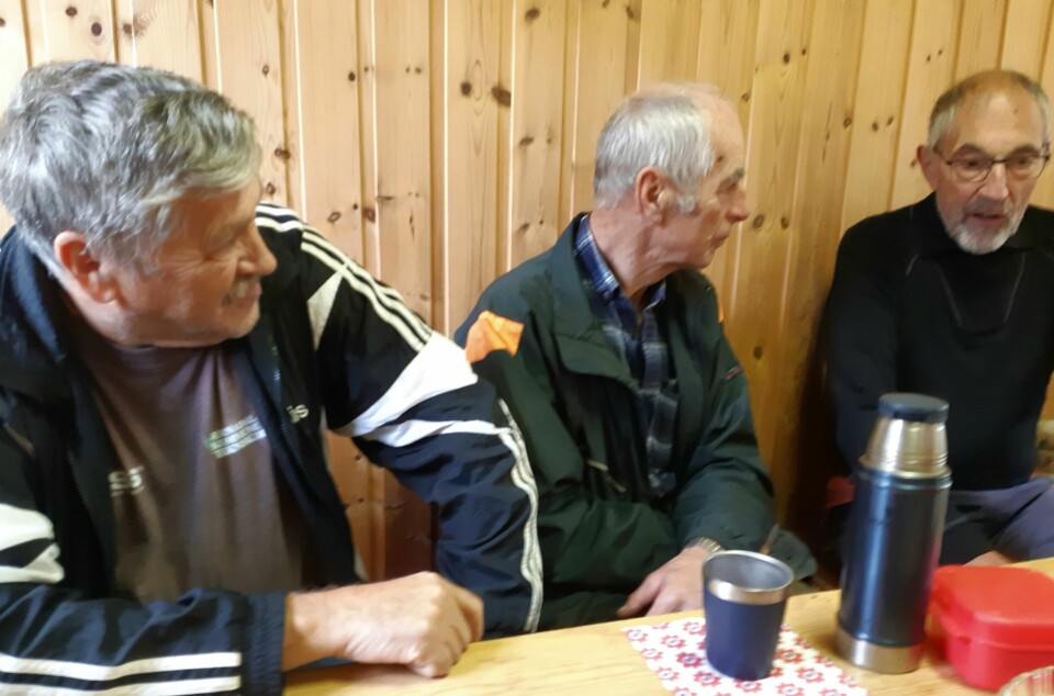 Turkledde pensjonister som drikker kaffe inne i ei hytte.