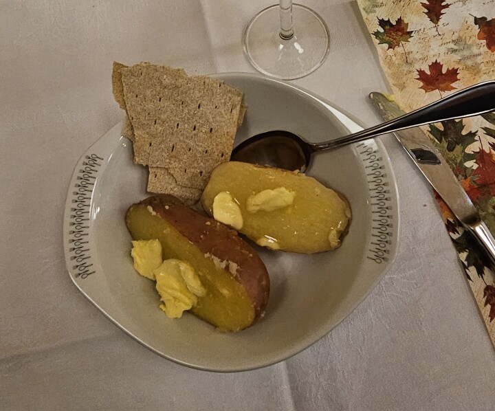 Potet, meierismør og flatbrød. Det enkle er ofte det beste.