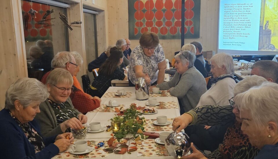 Etter poteter og kåseri var det kaffe og prat rundt bordene