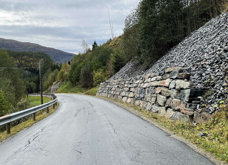 Dette er Kristendalen – med solide muringar etter første raset for nokre år sia. Ned mot elva til venstre er også vegbanen oppmura. En mur av stein som holder igjen masser i en skråing ned mot vegen.