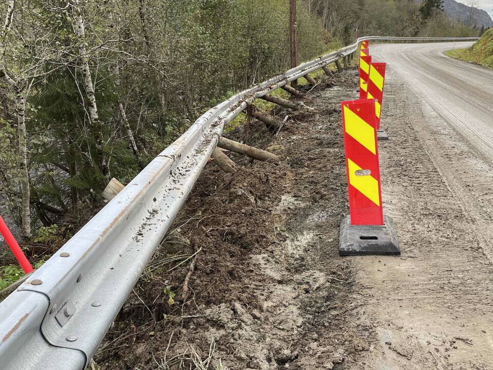 Autovernet fekk skikkeleg juling. Godt det ikkje var trafikantar ute og for! Et autovern som henger løst etter et ras.