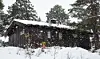Ei lita hytte i snøvær.
