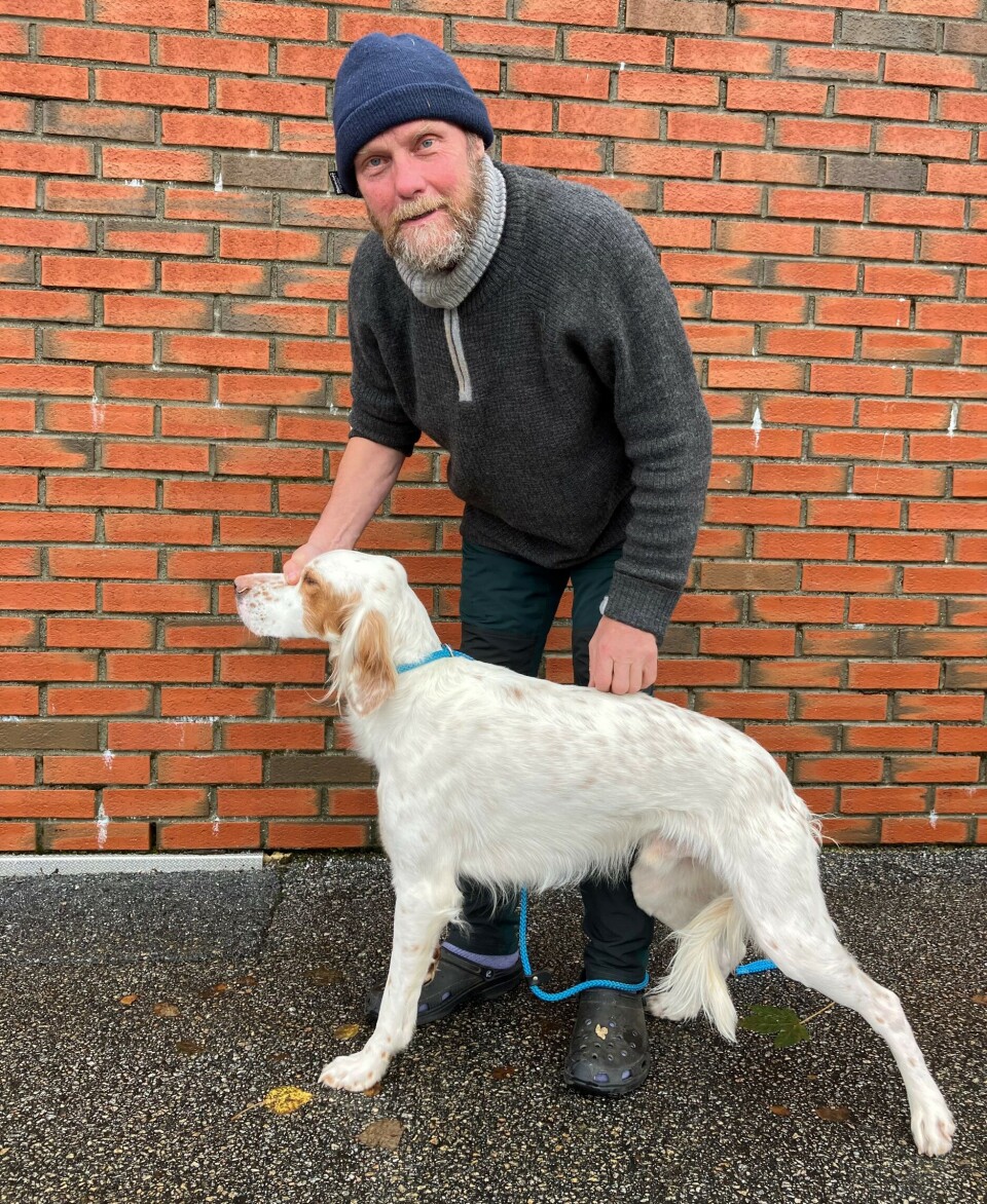 Odd Arne Vikavoll En mann som står med en fuglehund foran seg.
