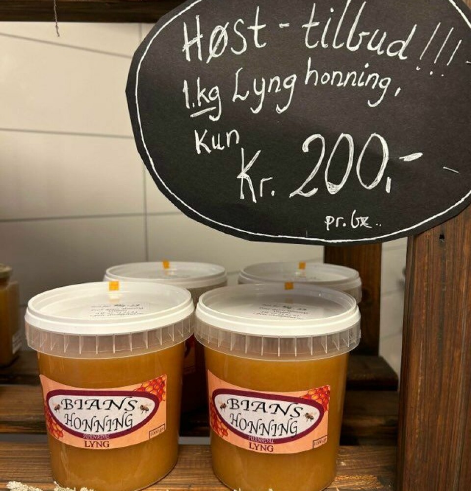 4 små bøtter med honning på høsttilbud på Bians Honning. 1 kg lynghonning til 200 kr