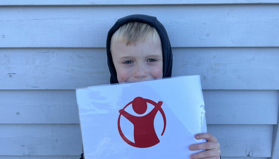Kristian etter skuleløpet med Redd Barnas logo.