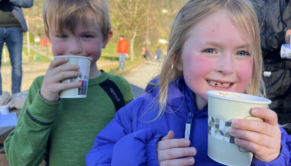 Snorre og Martine kosa seg med ein velfortjent kopp med kakao.