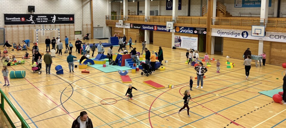 Foreldre og barn i full gang med leik under åpen hall i Surnadal. Foreldre og barn i full gang med leik under åpen hall i Surnadal.