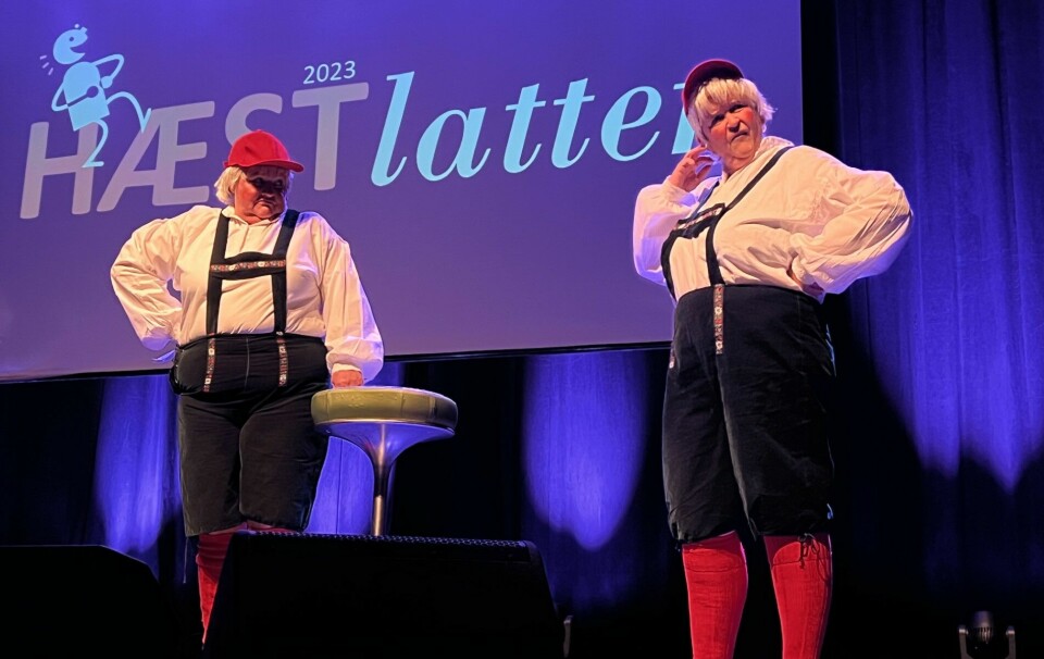 To kvinner i kostyme står på en scene