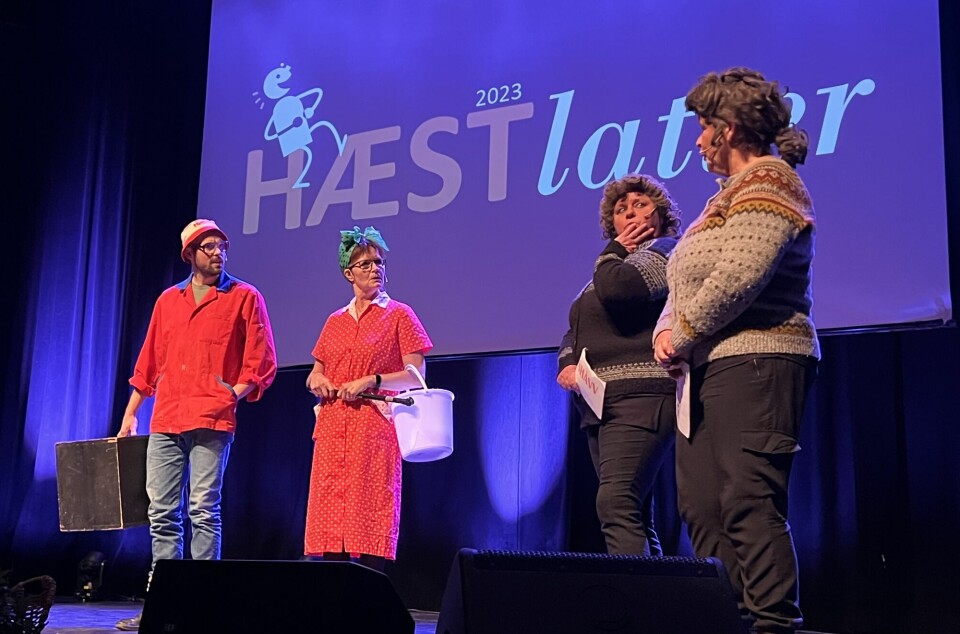3 kvinner og en mann kledd i typisk norske klær fremfører på en scene.