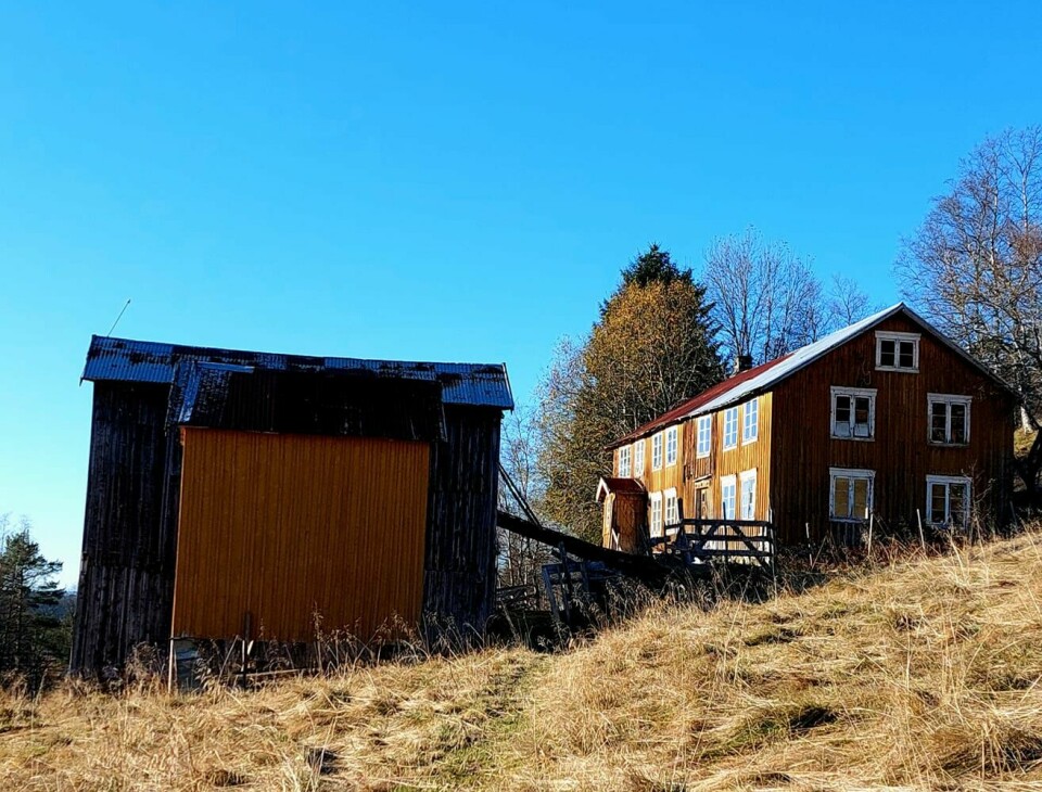 Et gammelt gårdstun. Trønderlån og fjøs.