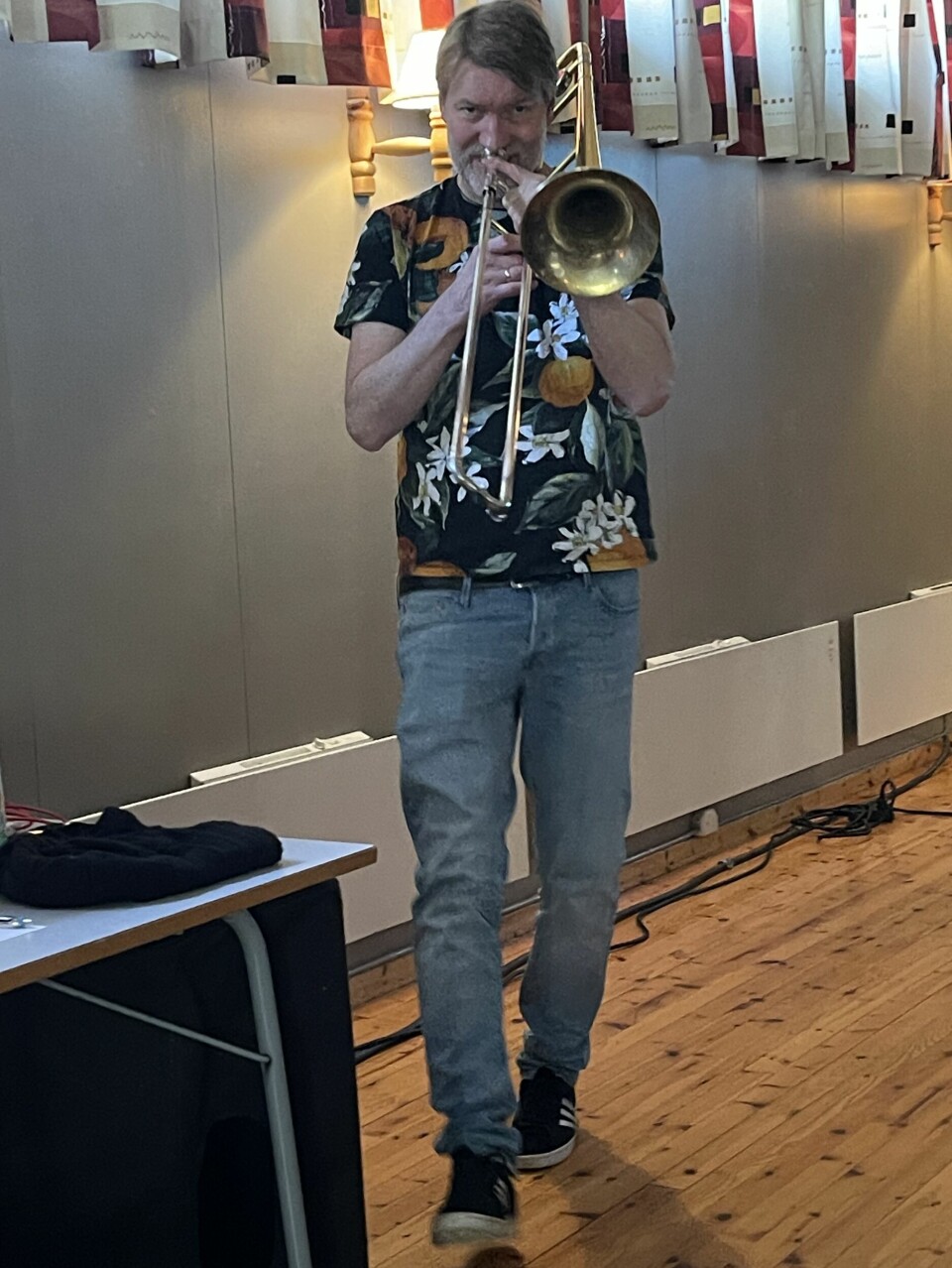En mann spiller på trombone