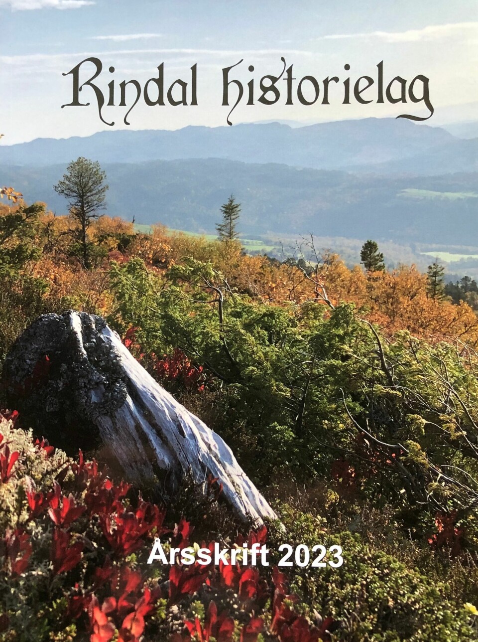 Framsida på årsskift for Rindal historielag 2023. Et høstbilde, tatt på fjellet.