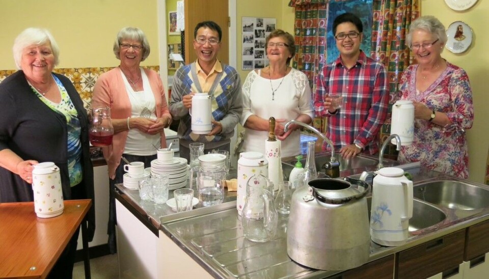 Kjøkkengjeng med gjester frå Taiwan rydder etter misjonsfest på bedehuset (Bilete frå 2013) Kjøkkengjeng med gjester frå Taiwan rydder etter misjonsfest på bedehuset