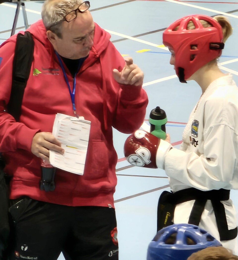 Aurora får gode råd frå coach Anders Bolme under sparringskonkurransen.