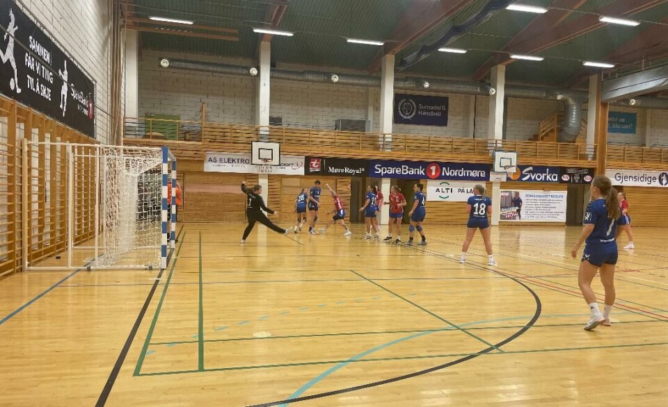 Emilie stod godt i mål. Her har hun akkurat hatt en redning som resulterte til ingen ball i surnadalsnettet og rush med scoring av lynkjappe Eline, før hun tar en ny redning. Det er ikke bare bare å få ballen i mål bak denne 17-åringen. Håndballkamp